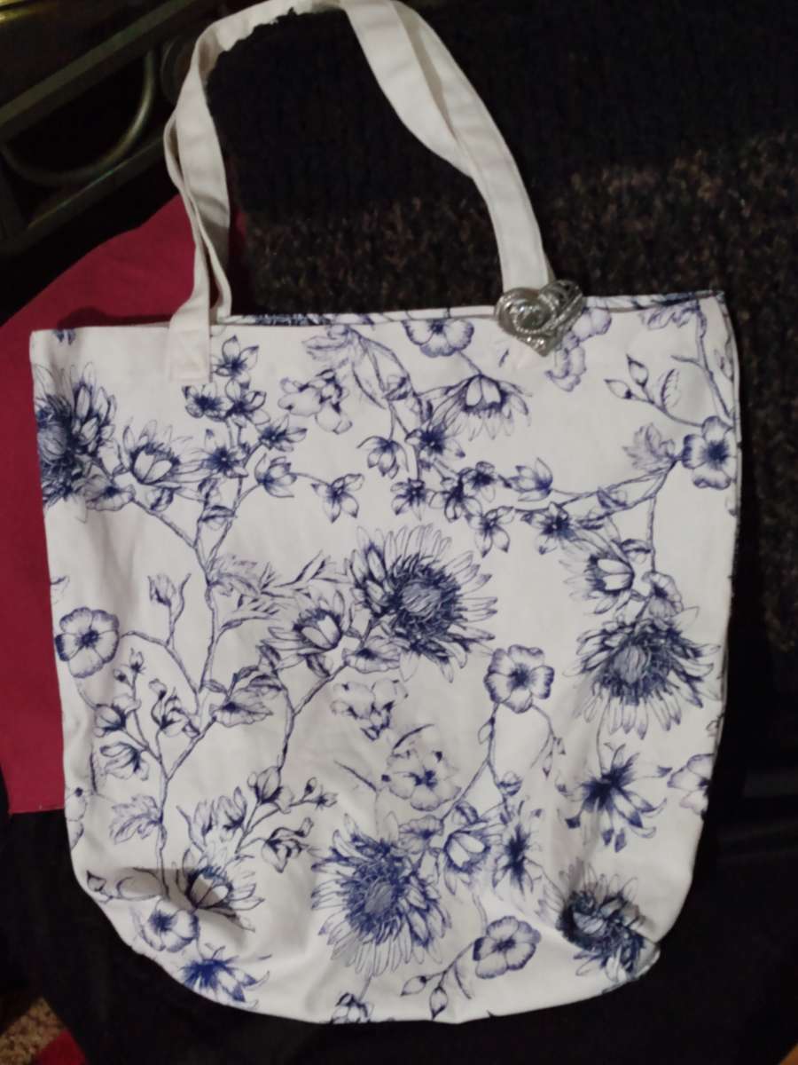 CHICOS PIN WITH CHICOS TOTE BAG