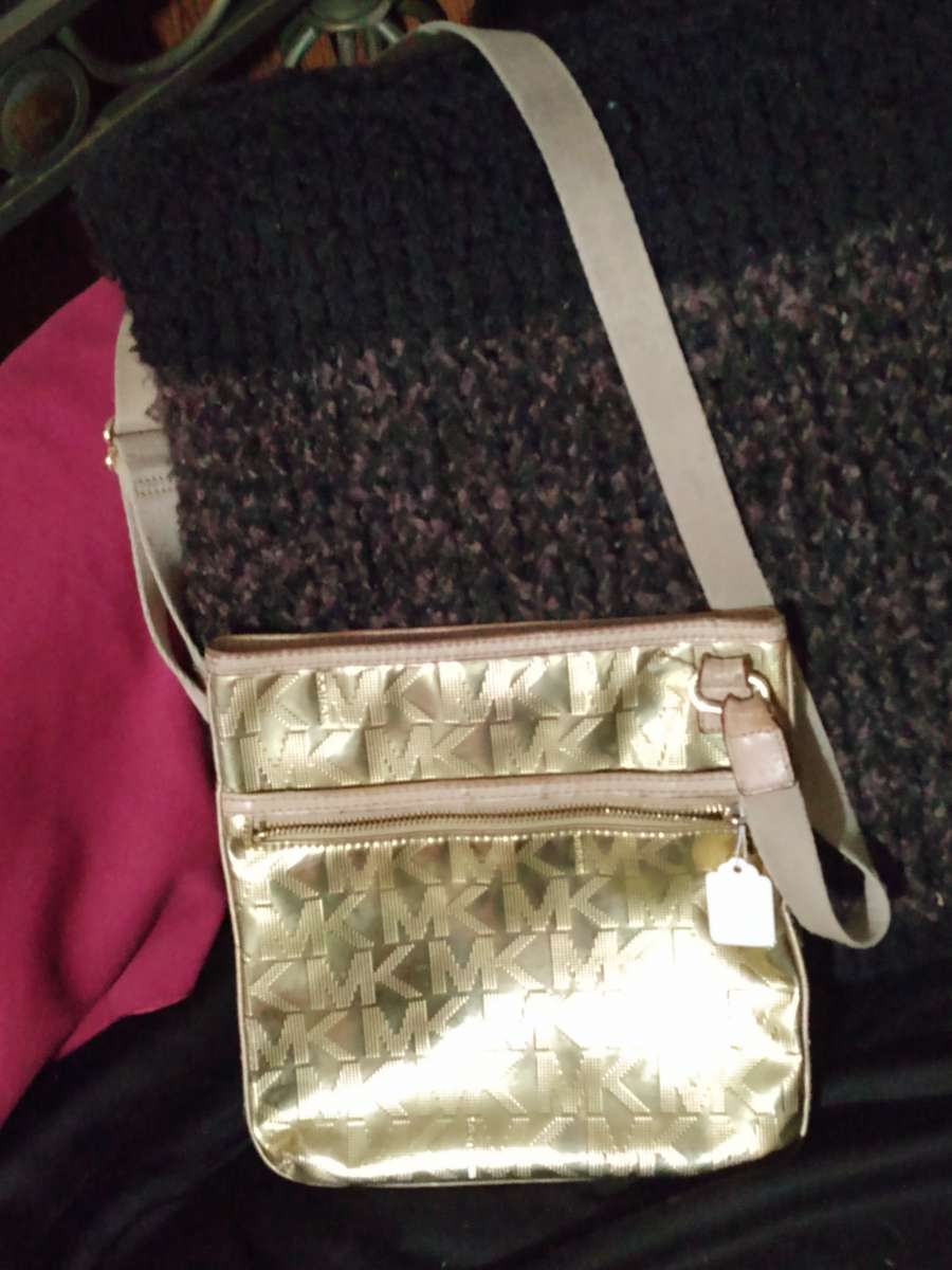 MICHAEL KORS GOLD CROSSBODY PURSE
