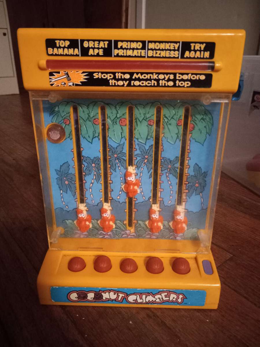Vintage  1993 cocanut climbers arcade table top game