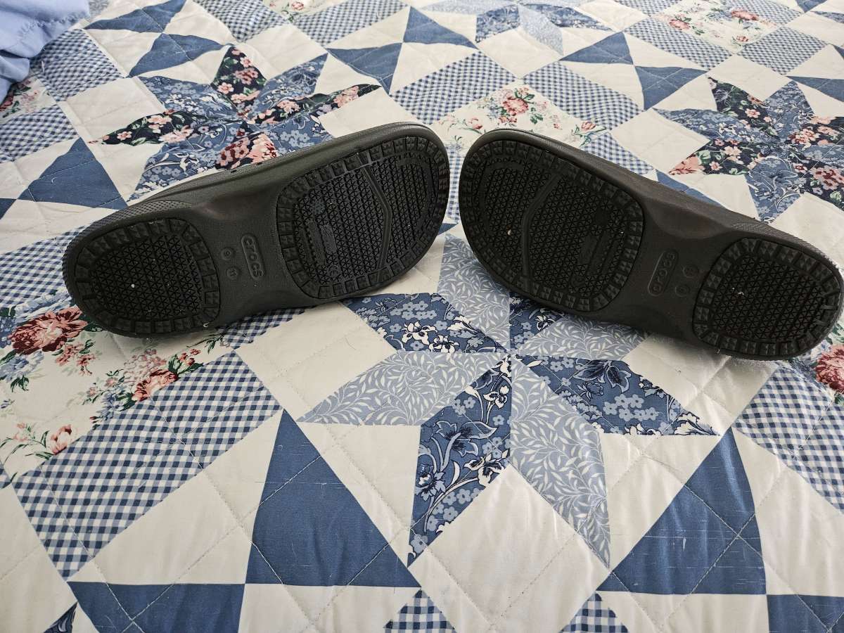 womans croc style black work shoes