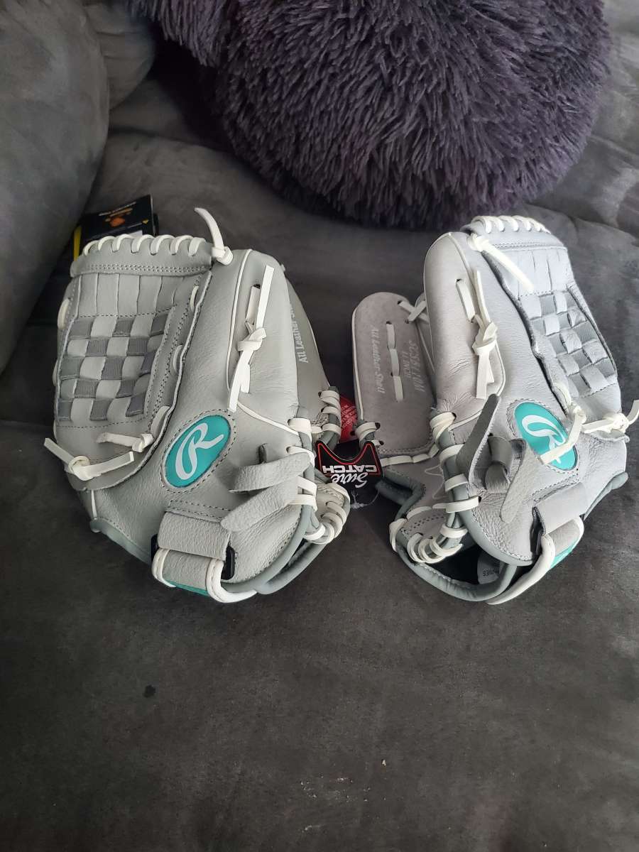 dos guantes de beisbol