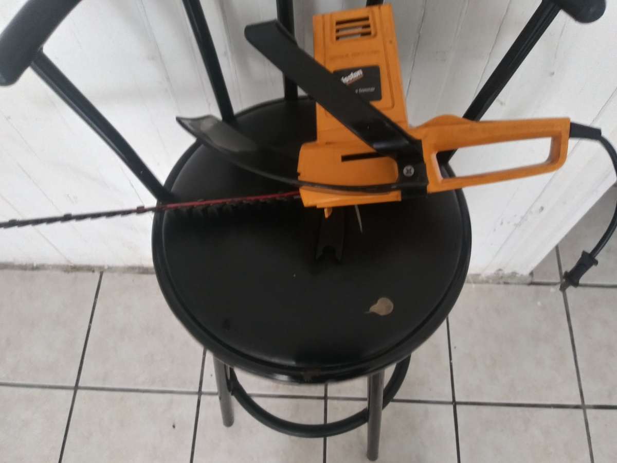 electric hedge trimmer