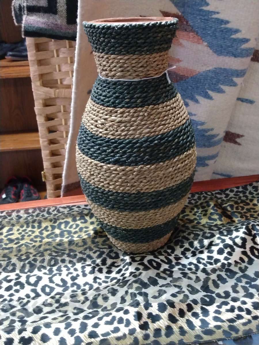 VASE WITH ROPE