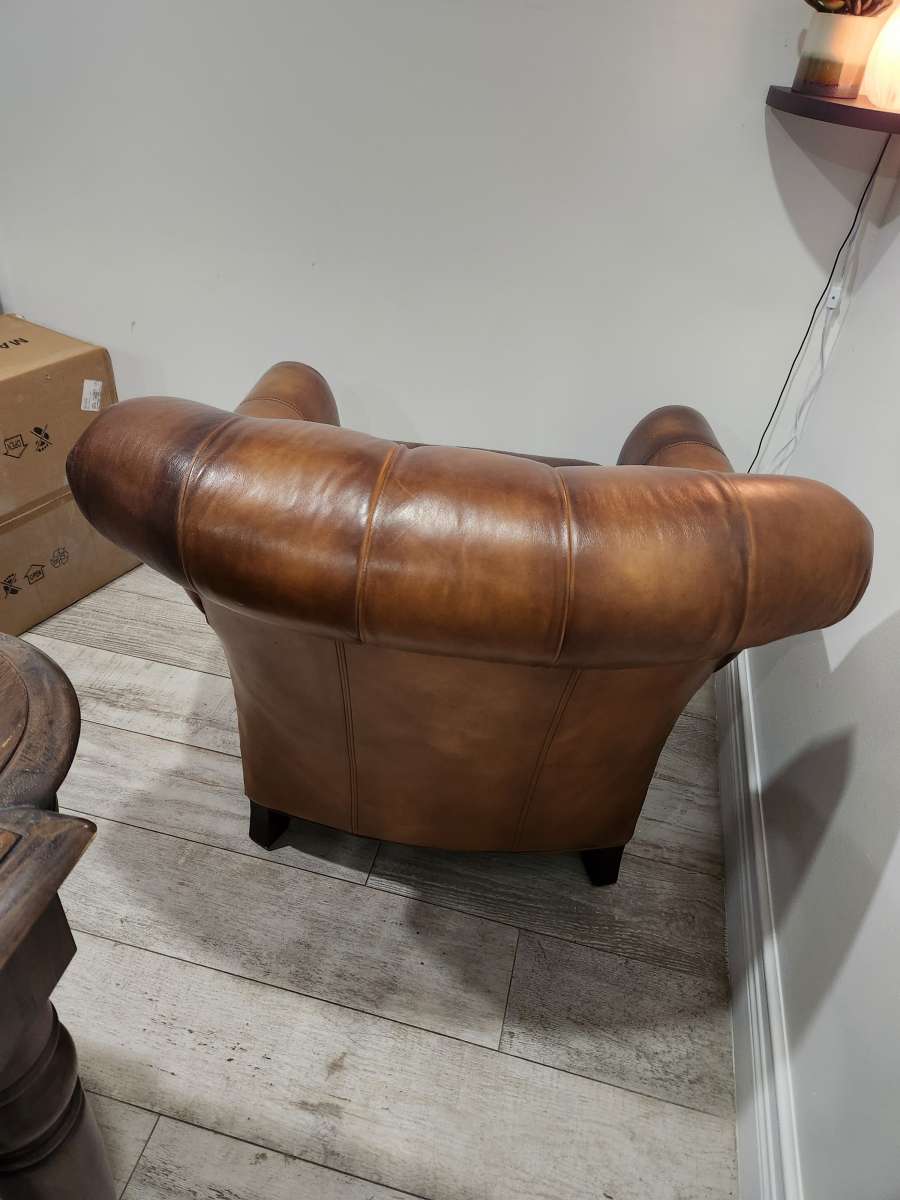 leather couch like new for offices rooms or rooms