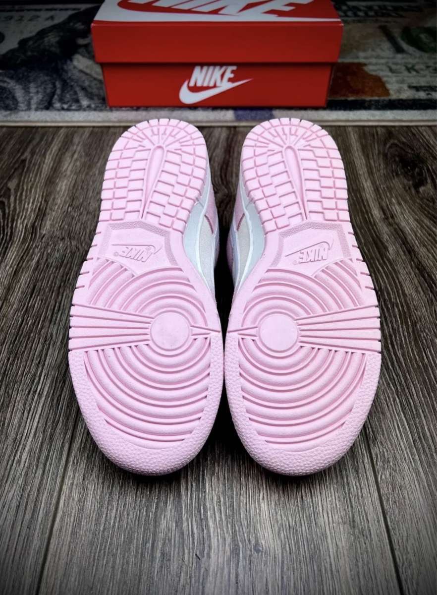 Woman Nike Dunks Low pink foam