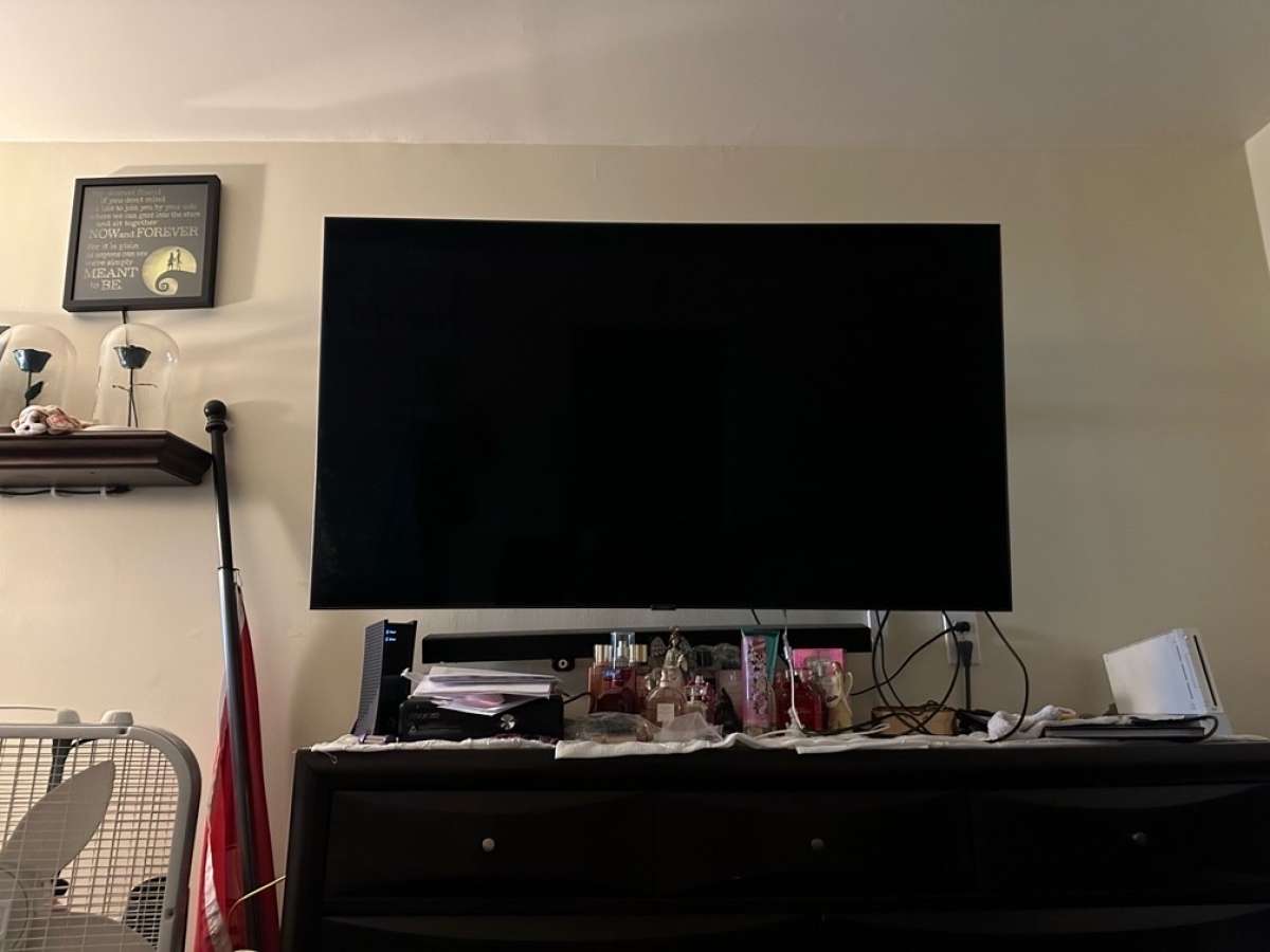samsung Q8 series 55 inch with tv remote and wall mount