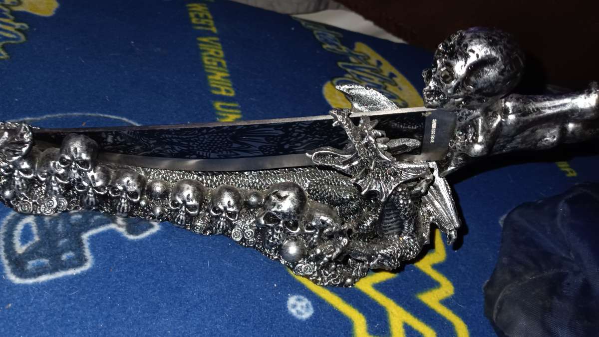 skull knife on a dragon stand