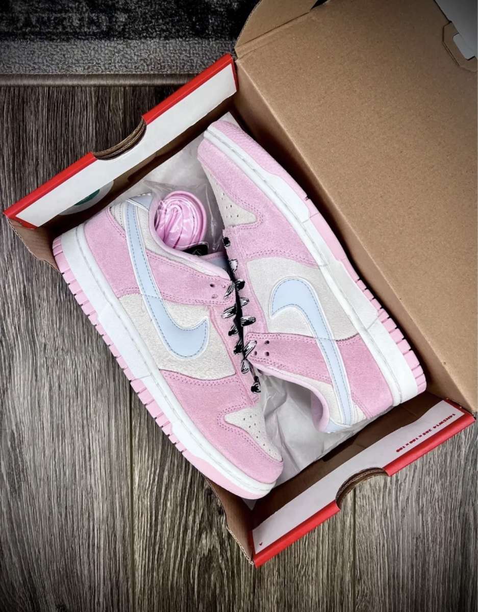 Woman Nike Dunks Low pink foam
