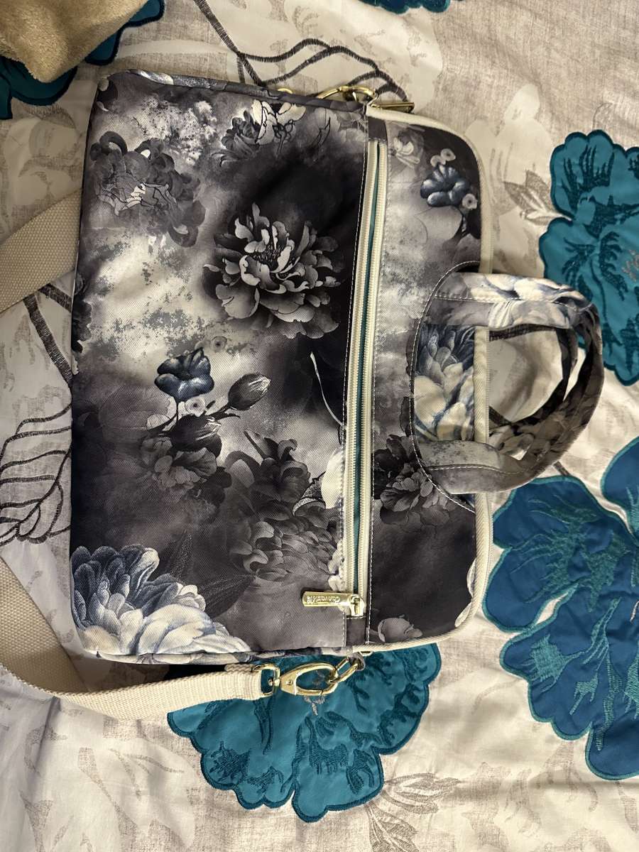 Tablet carrying case