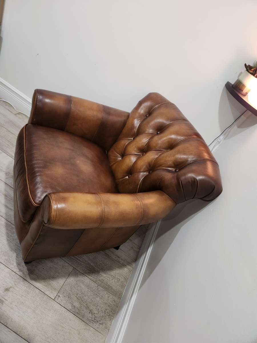 leather couch like new for offices rooms or rooms