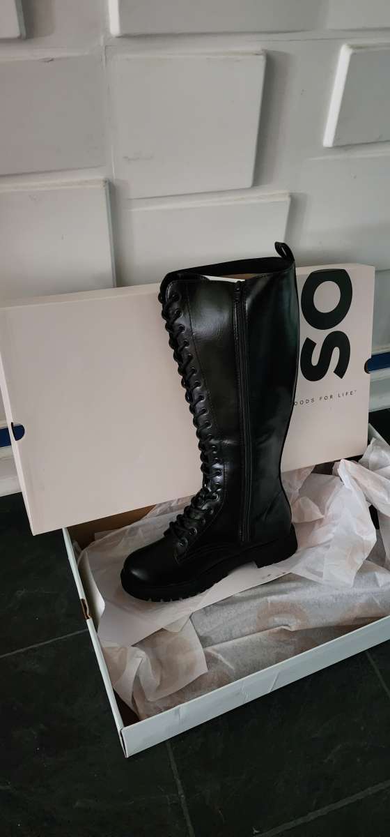 Black Tall Boots Size 9
