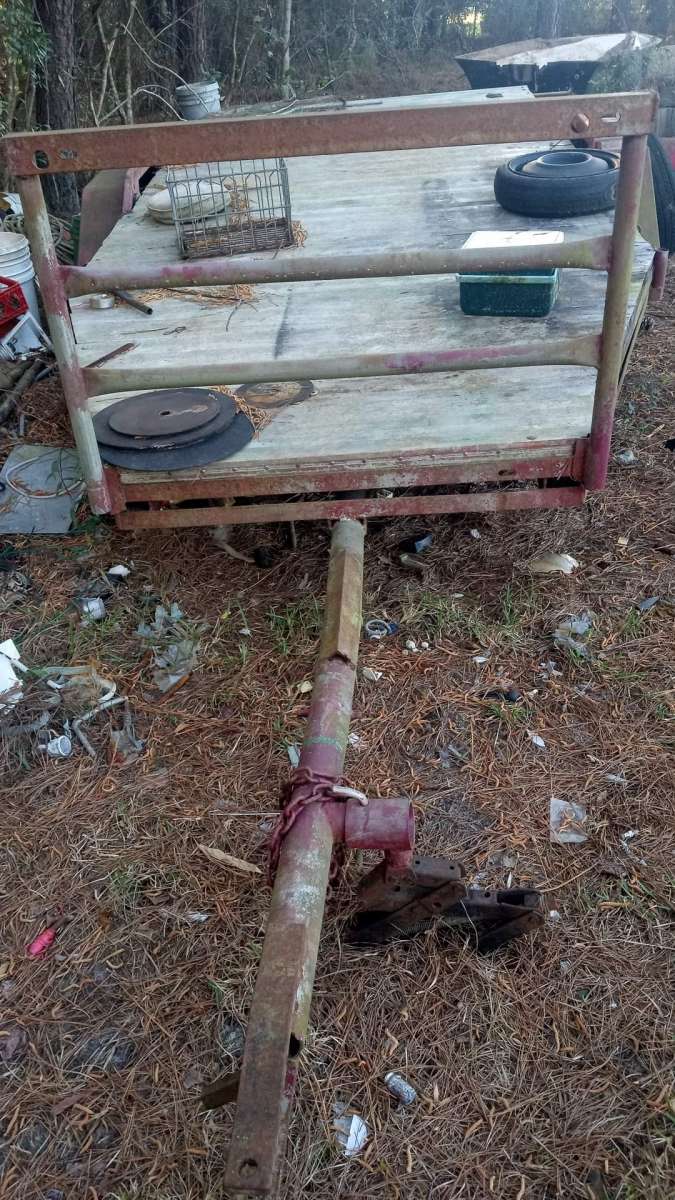 heavy duty trailer with trailer frame axle under it