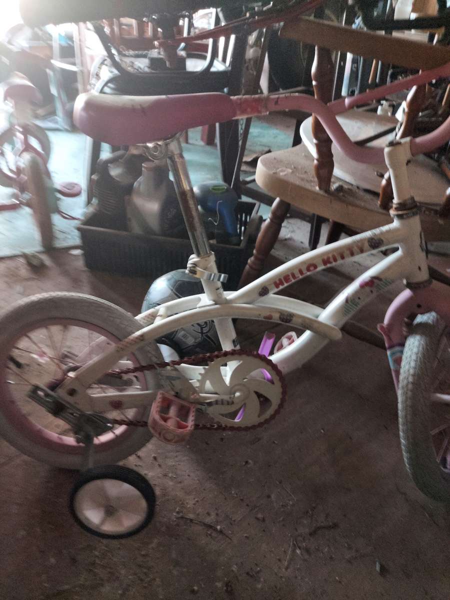 hello Kitty Bike w training wheels fits 5 ye old
