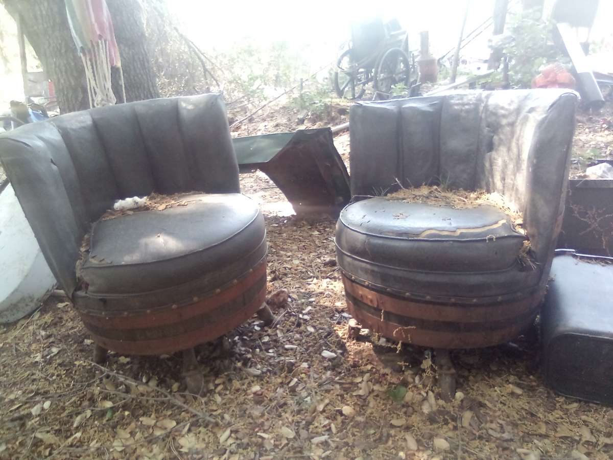 whiskey BARREL STYLE TABLE AND CHAIRS