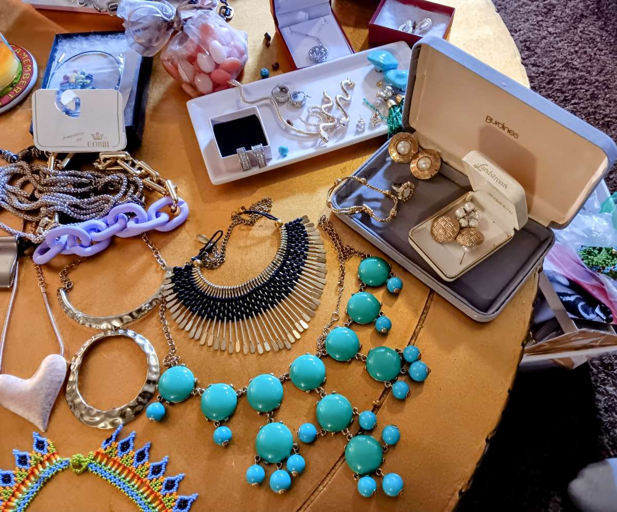 MUST GO VARIETY OF JEWELRY AND WATCHES