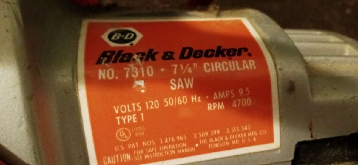 Black and Decker circular saw works good   pick up only