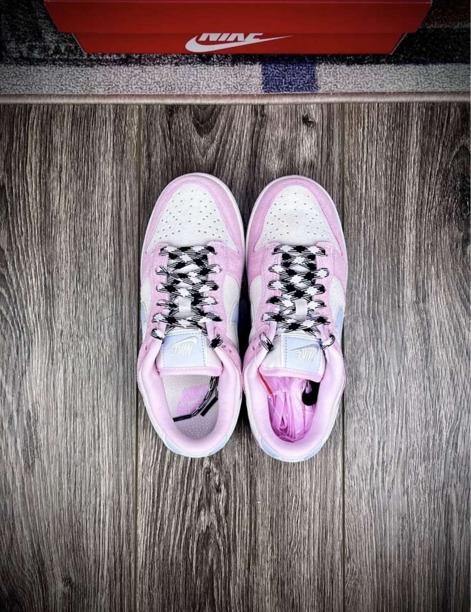 Woman Nike Dunks Low pink foam