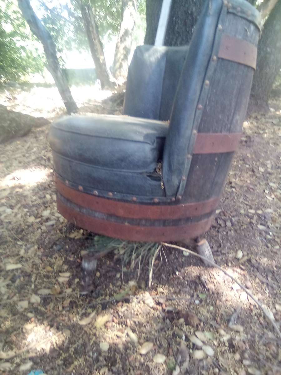 whiskey BARREL STYLE TABLE AND CHAIRS