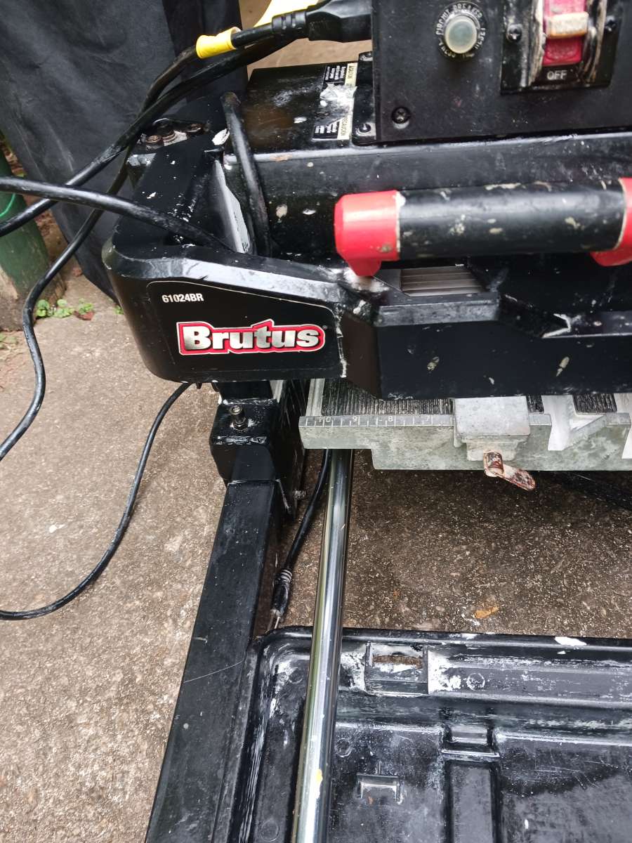 tile and wood saw with table