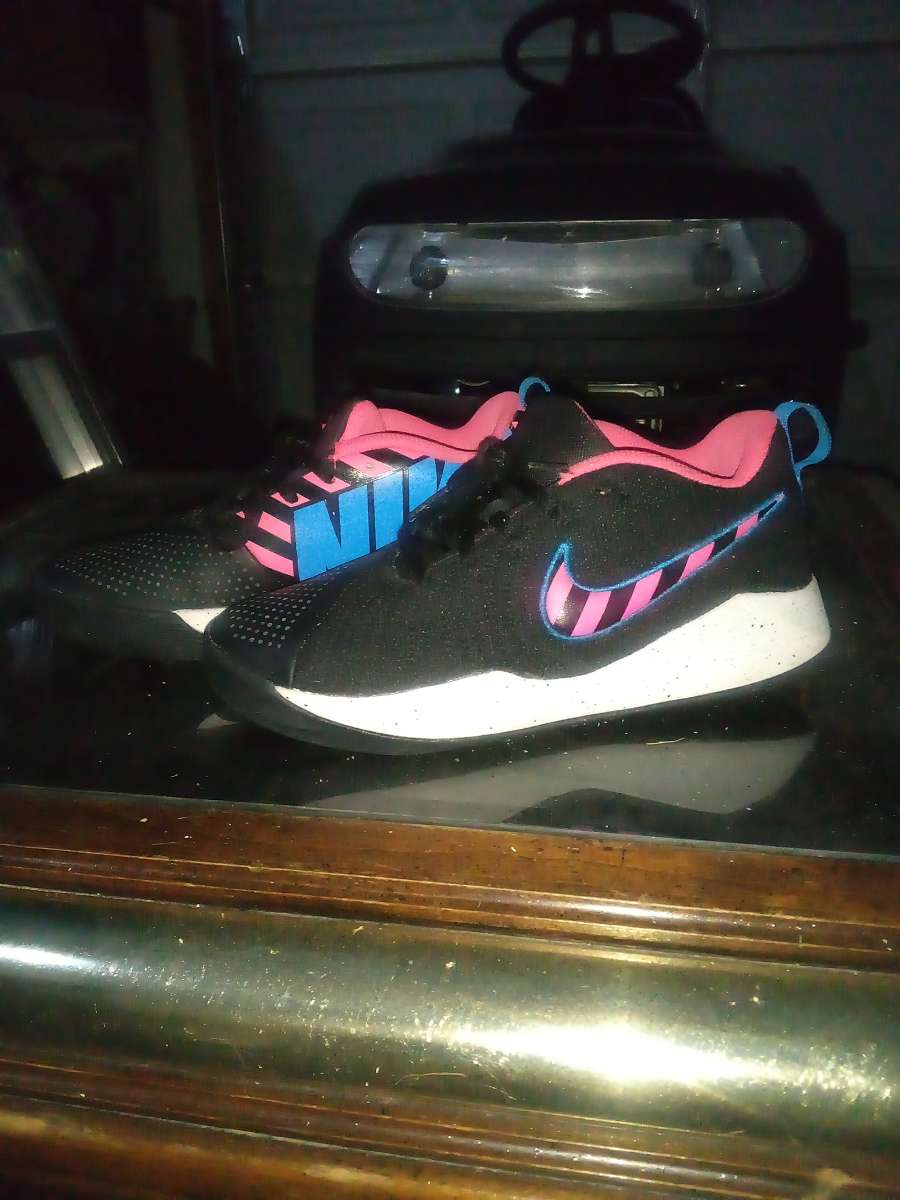 womens Nike Team hustle quick 2 black hot pink running shoes