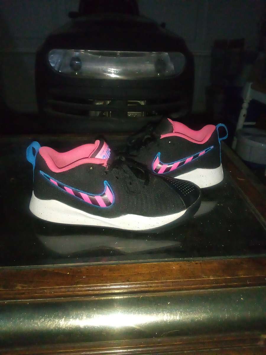 womens Nike Team hustle quick 2 black hot pink running shoes