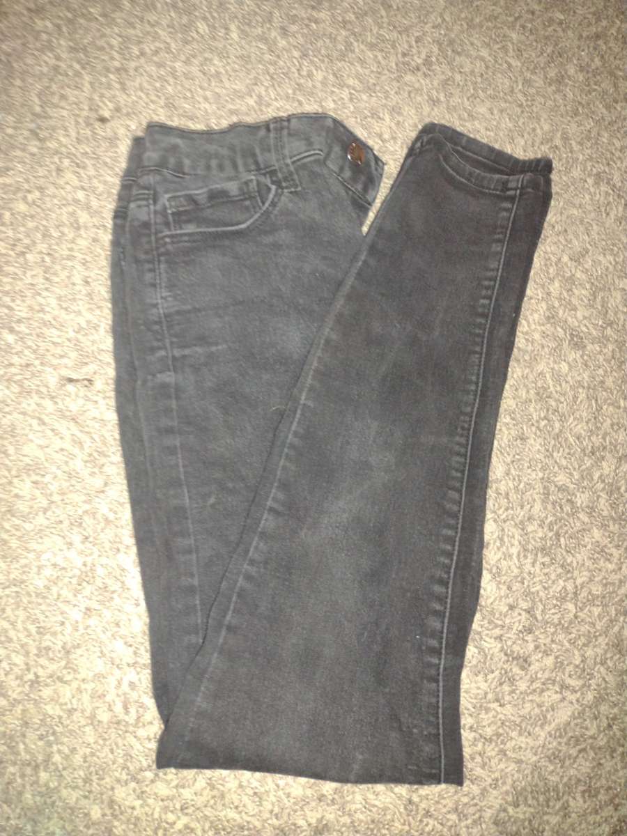 black plain jeans