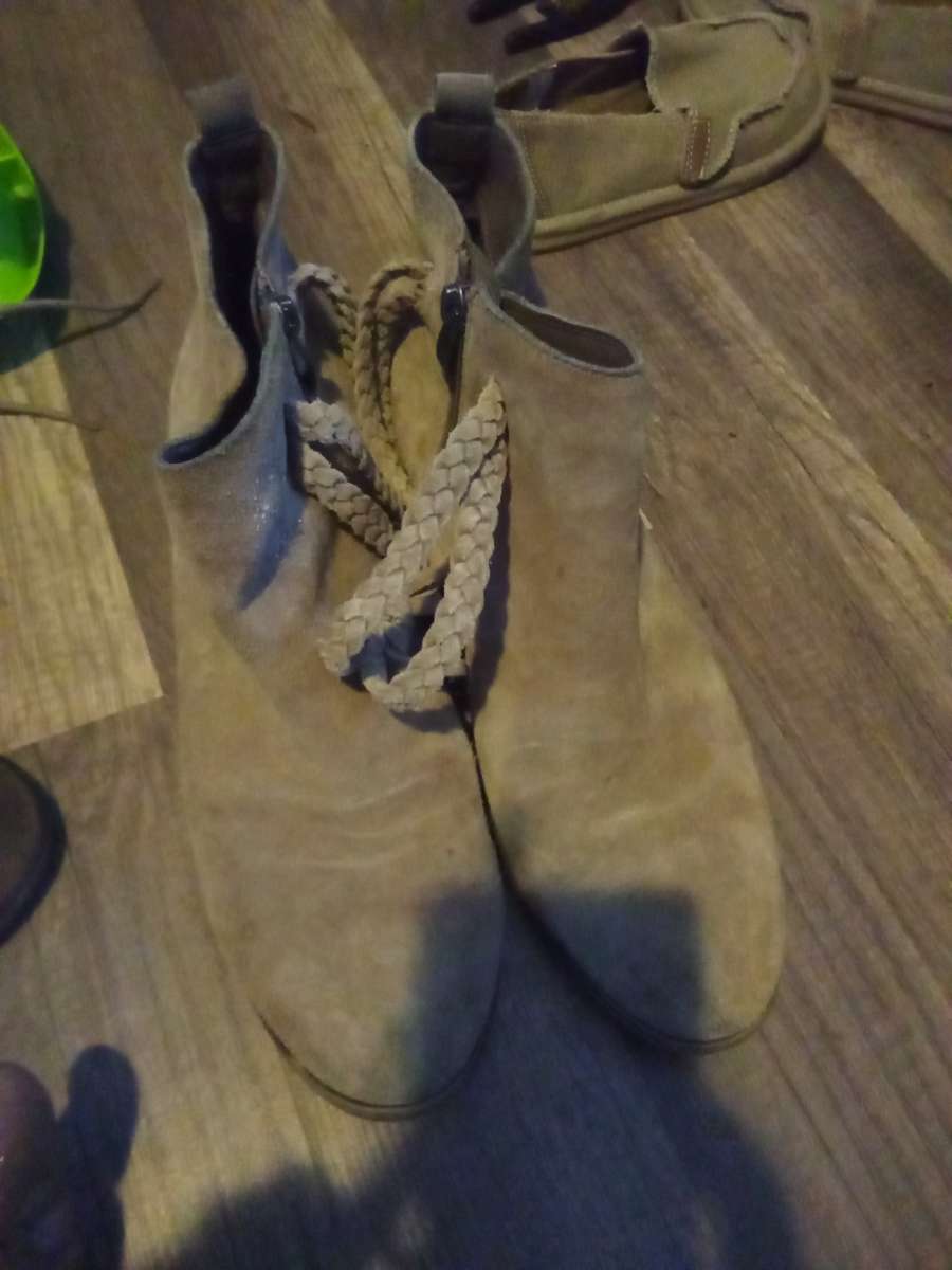 woman boots different sizes