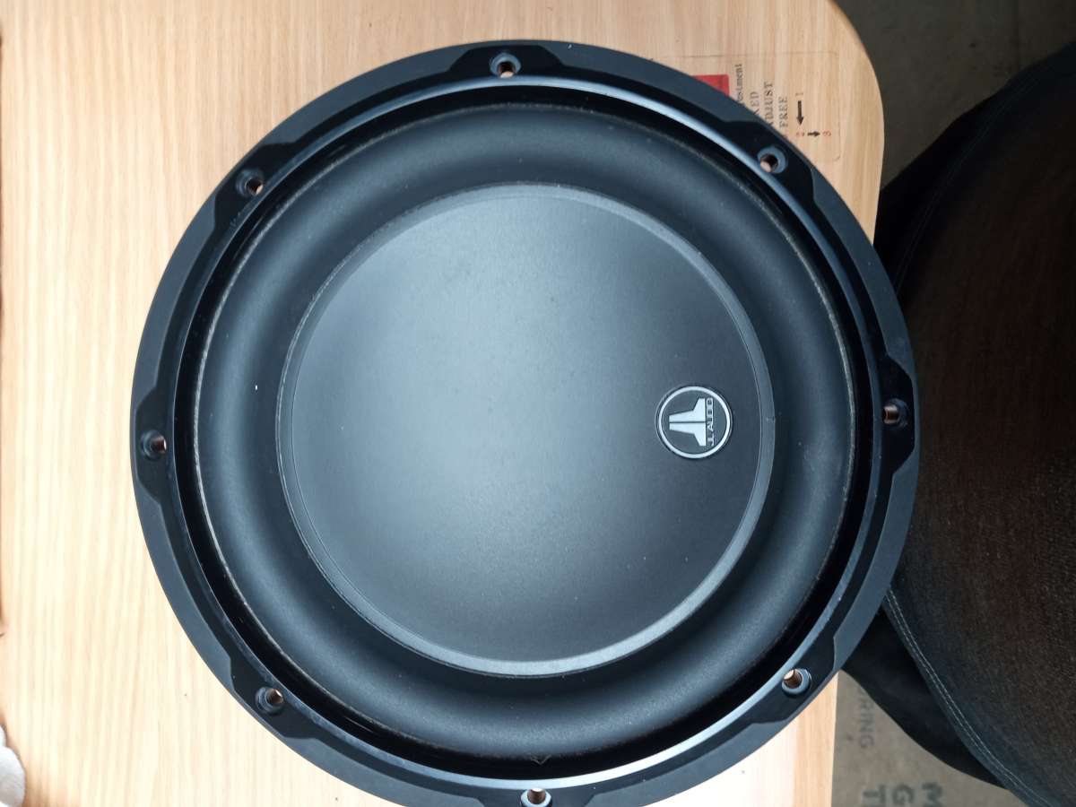 8 JL audio subwoofer 8W3v3 4