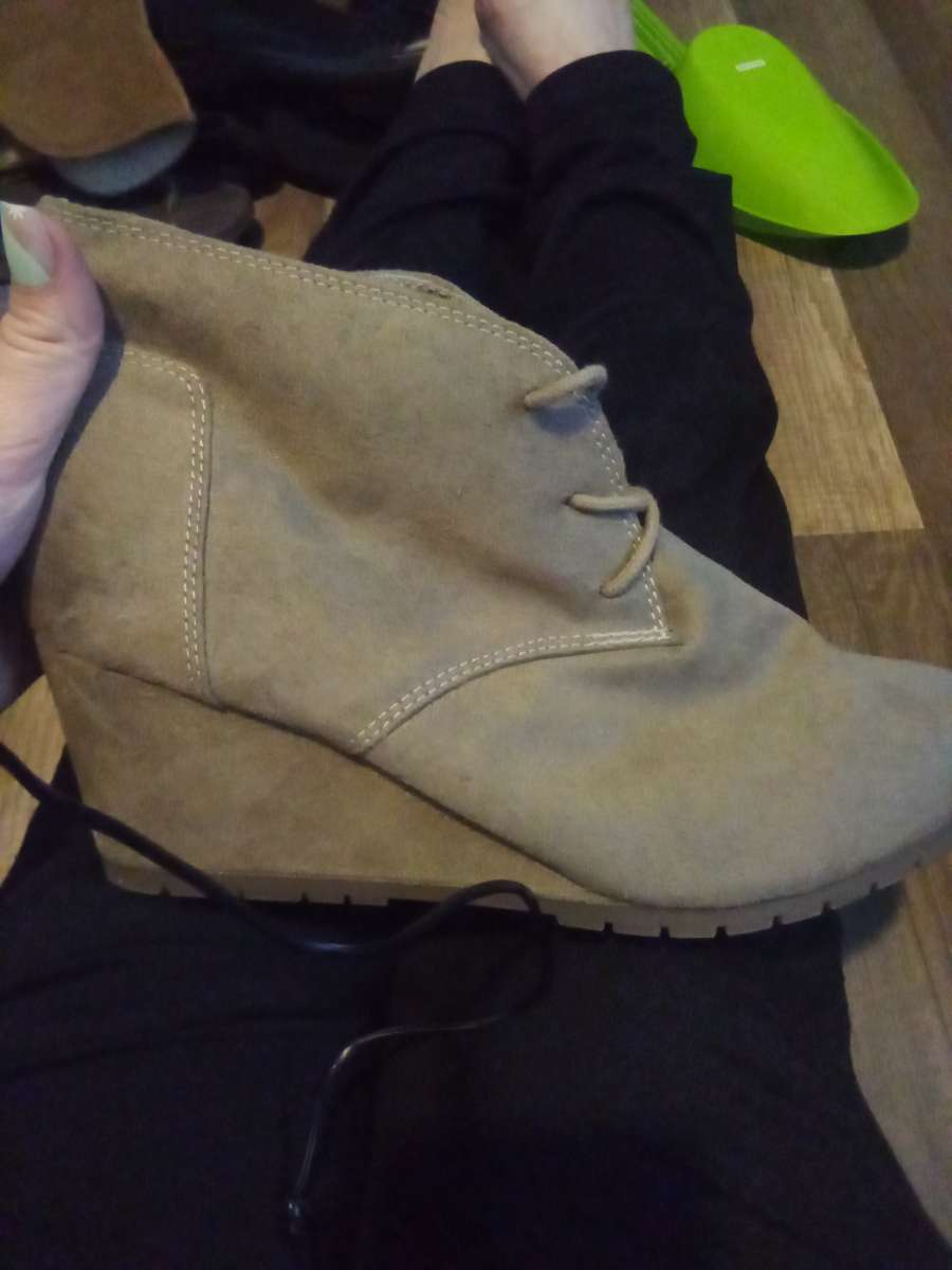 woman boots different sizes