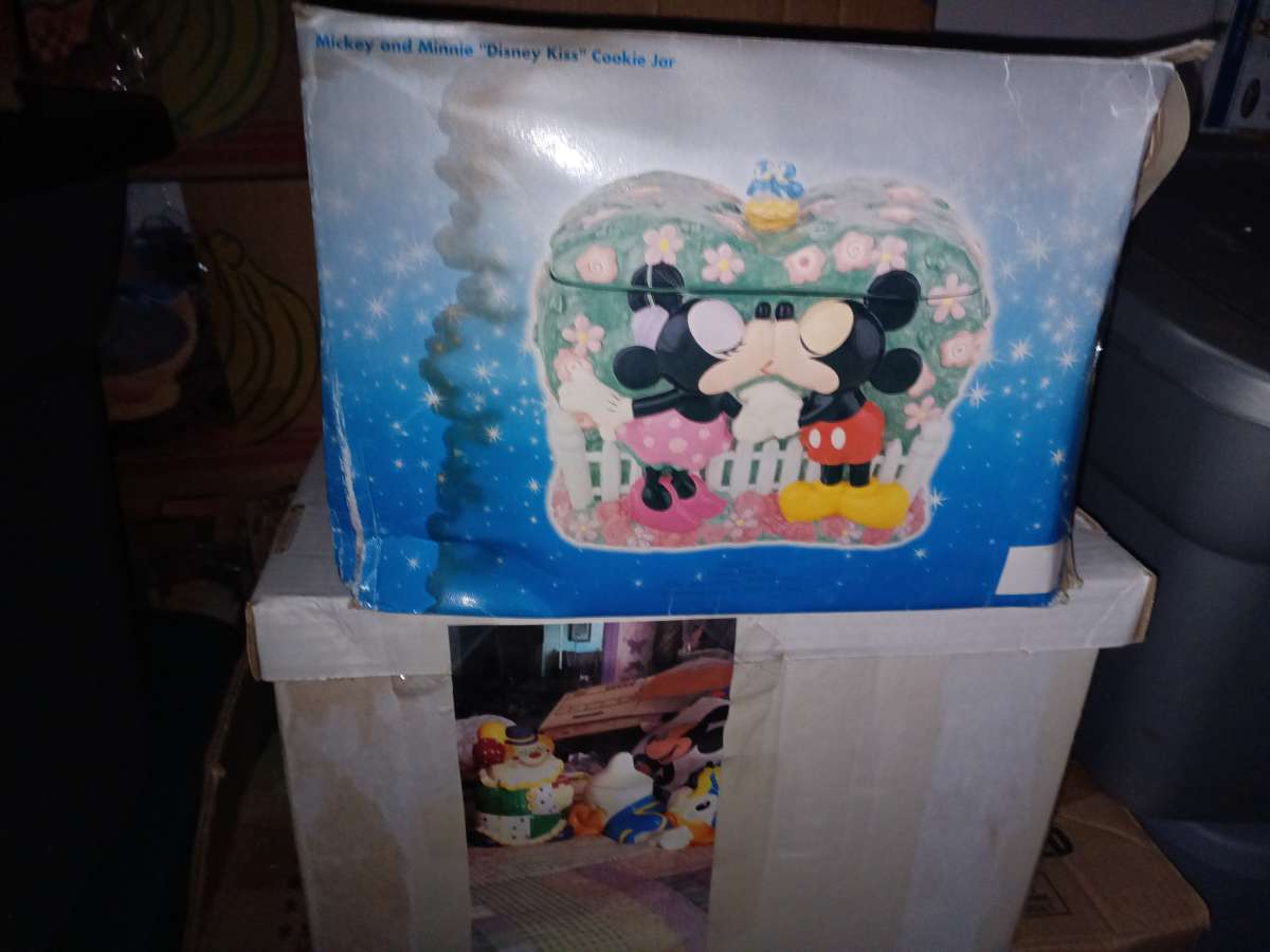 Minnie and Mickey mouse kissing