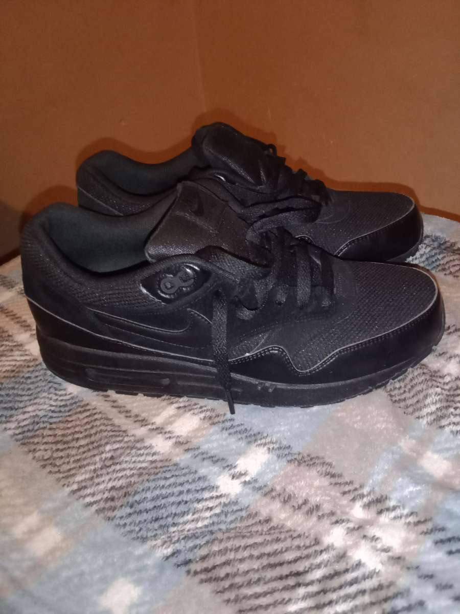 Air max 1 black size 9 half