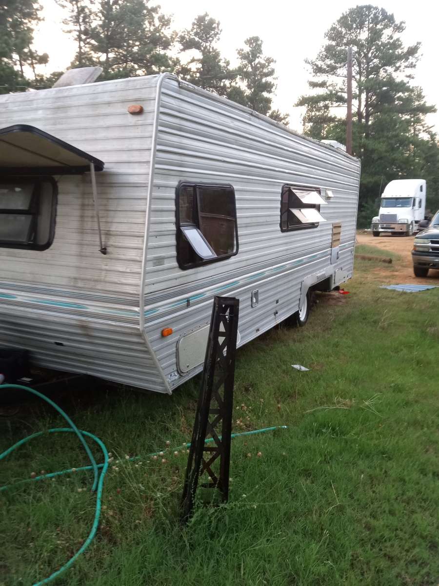 20ft camper alro air lite everything works onit