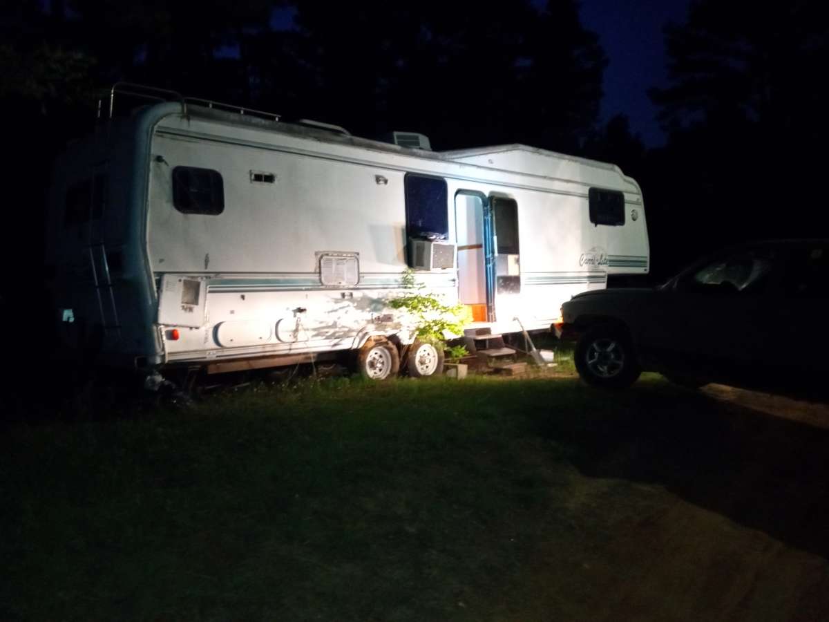 fifth wheel camper everything works on it one slide out