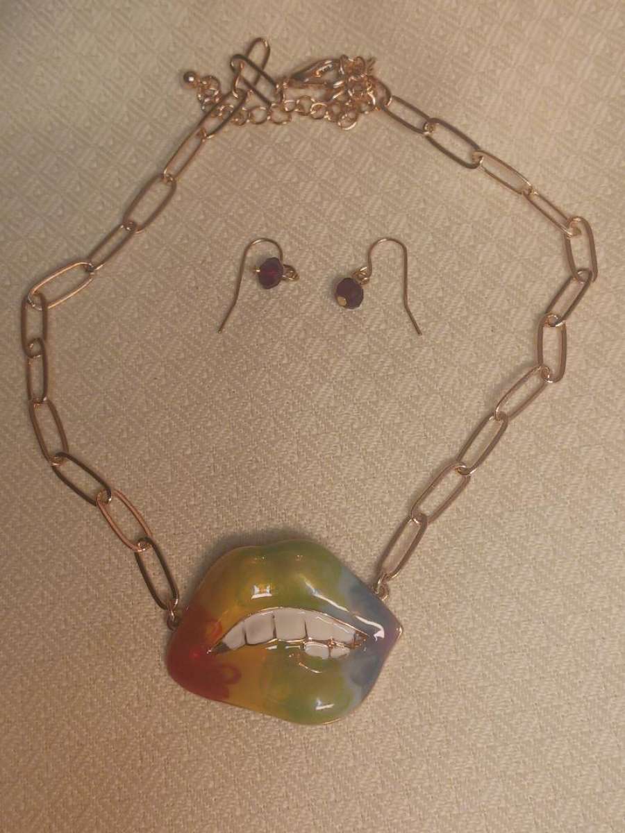 BITE LIP EPOXYNECKLACE AND EARRING SET