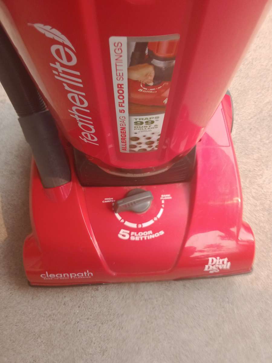 Dirt Devil uprigh clean path vacuum