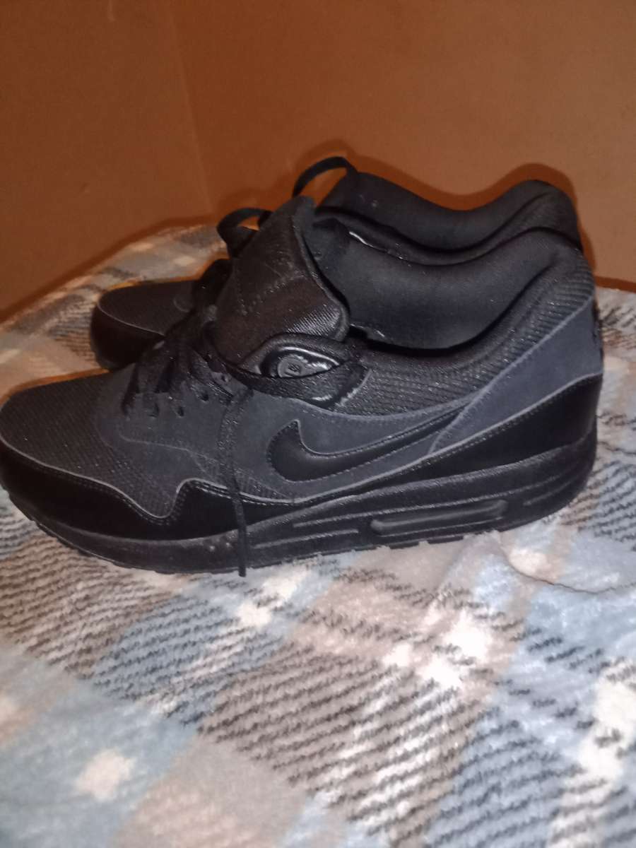 Air max 1 black size 9 half