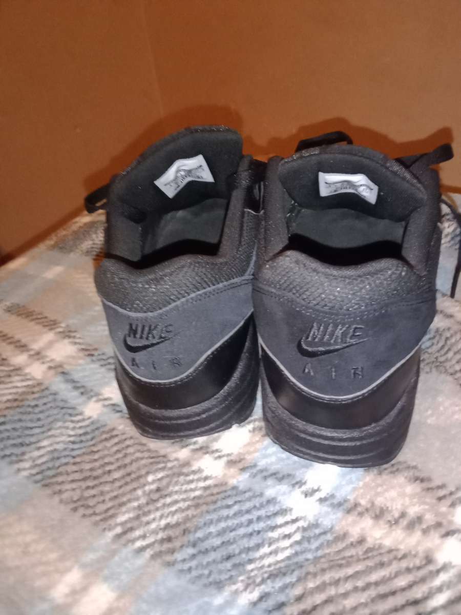 Air max 1 black size 9 half