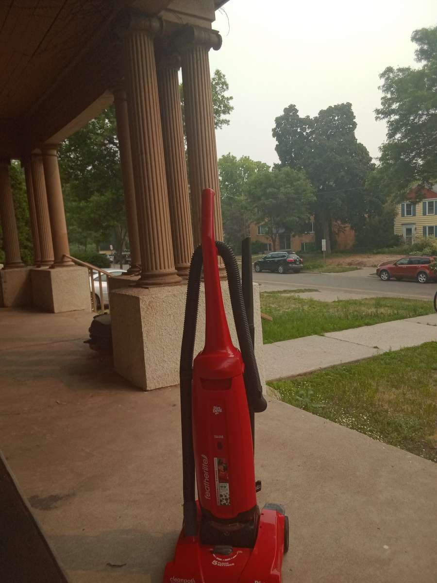 Dirt Devil uprigh clean path vacuum