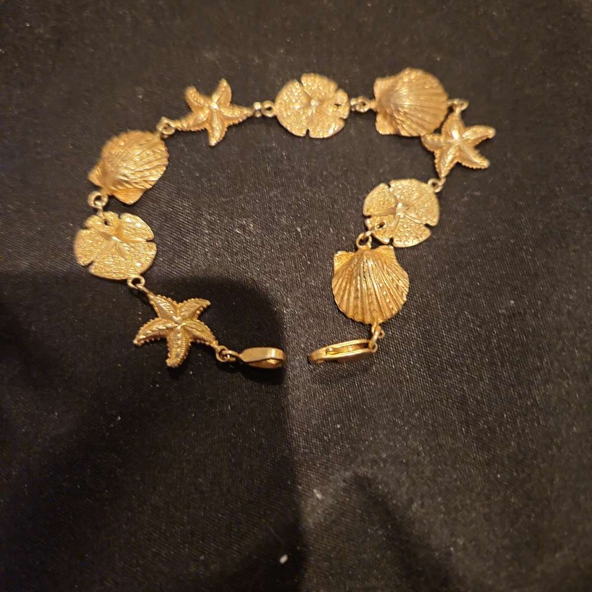 Sanddollar and Starfish Gold Bracelet