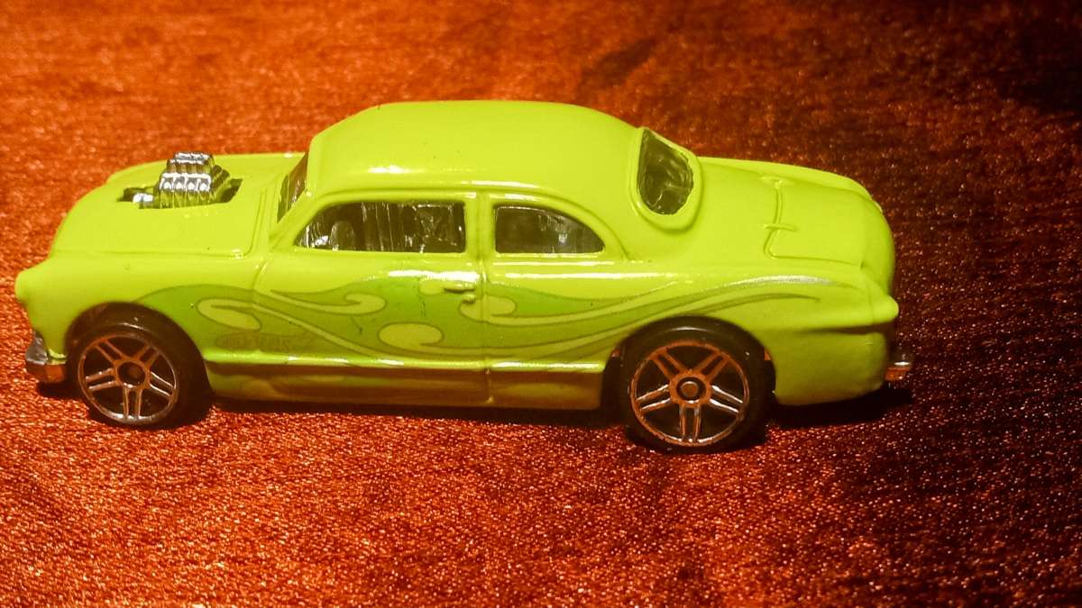 HOT WHEELS 2000 MALAYSIA BASE LIME GREEN ENGINE SHOE BOX CAR