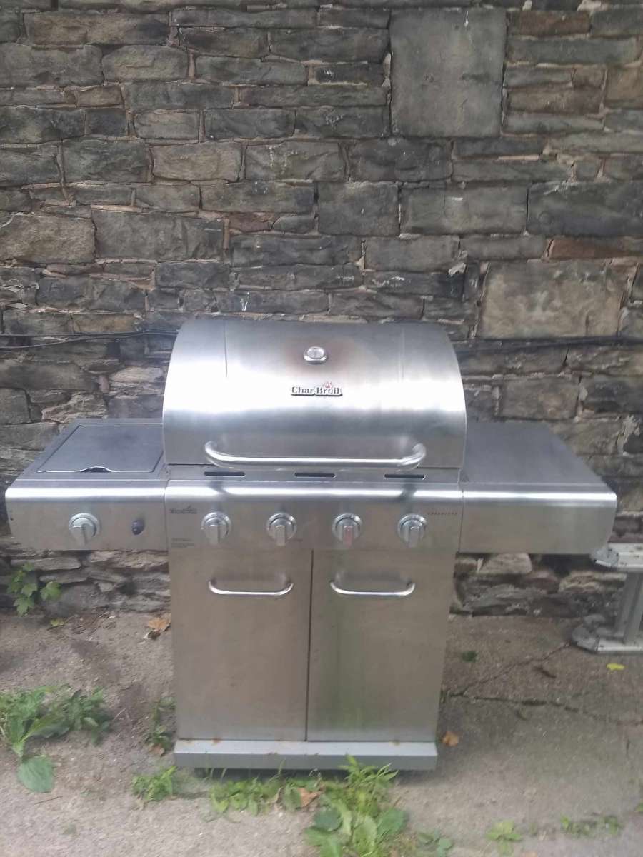 Propane Charbroil performance 4 burner with side burner