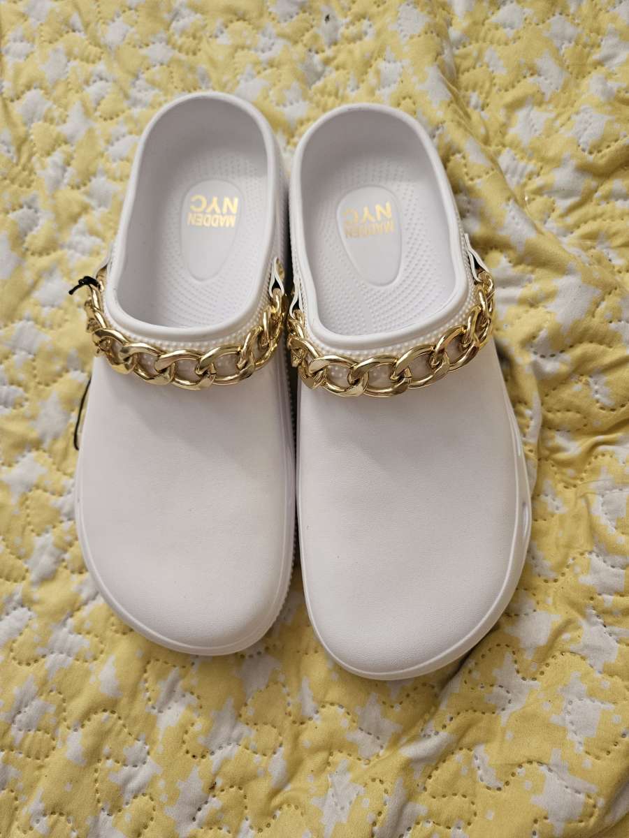 Shoe with gold chain