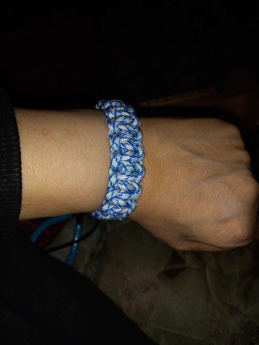 Make paracord bracelets