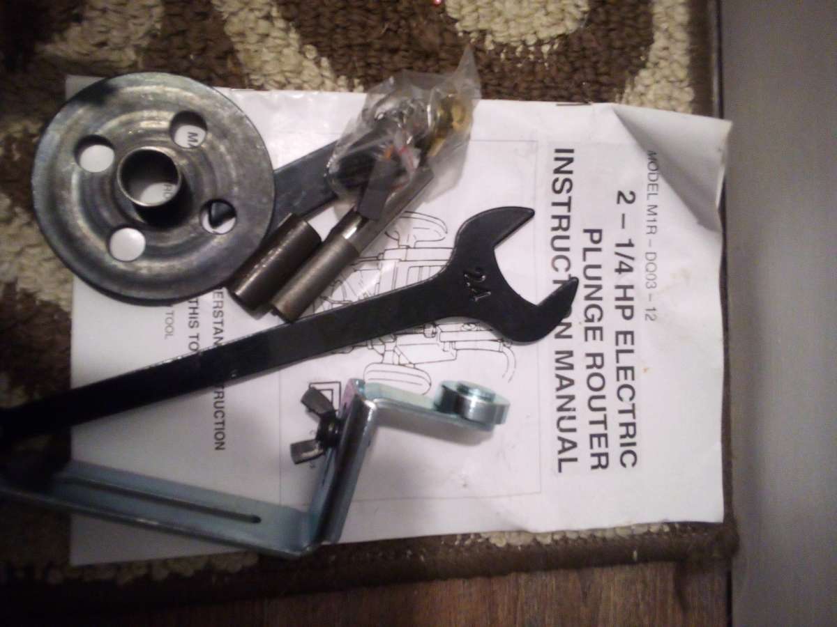 two and one quarter horsepower electric plunge router