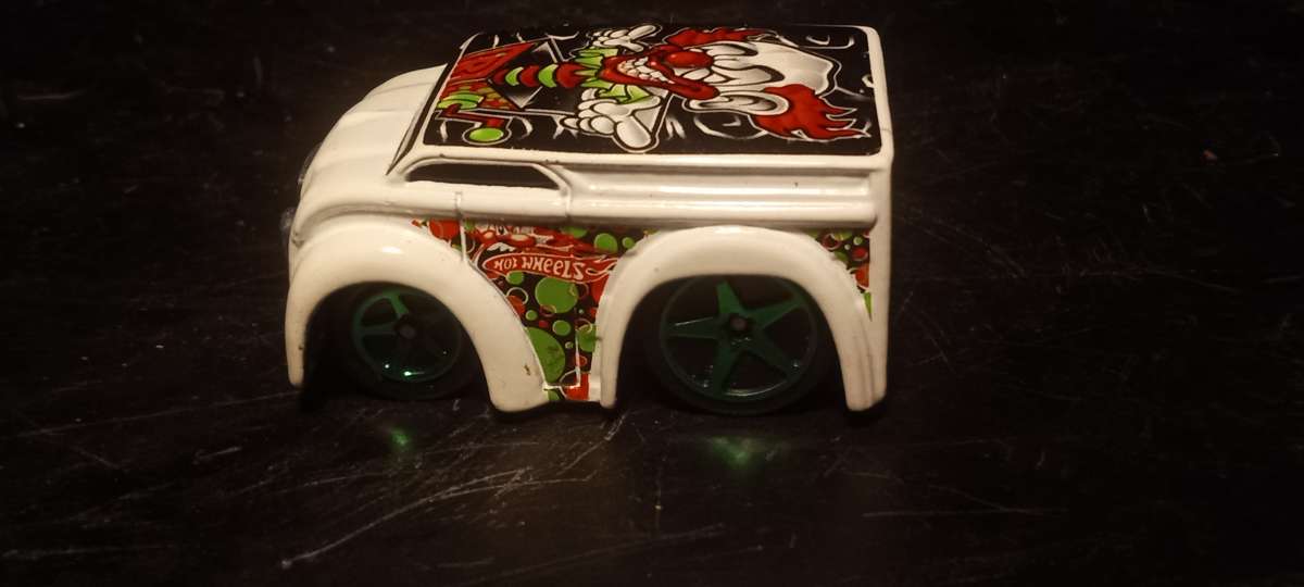 Hot wheels crazed clown white van with green rims diecast ty