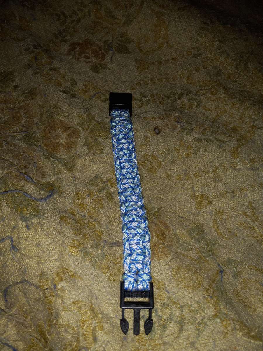 Make paracord bracelets