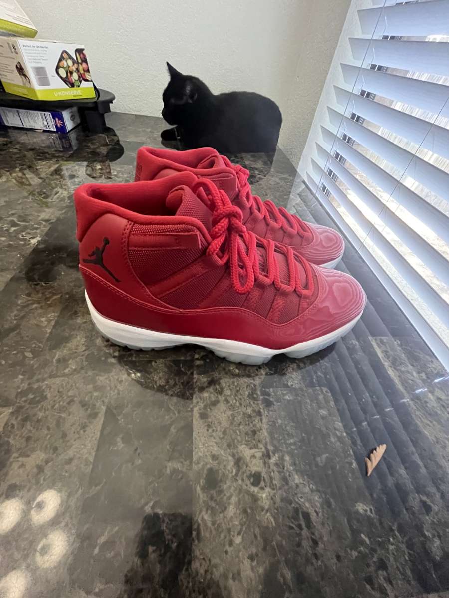 GYM RED 11s NEVER WORN size 95