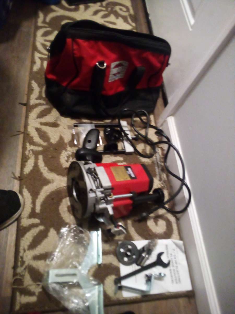 two and one quarter horsepower electric plunge router