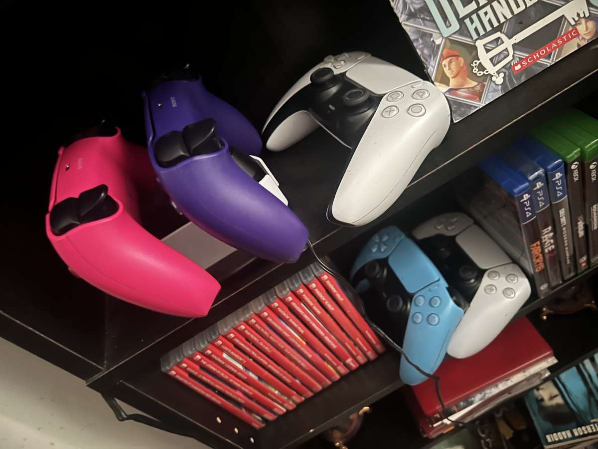 ps5 disc version bundle comes with 20 games five controllers