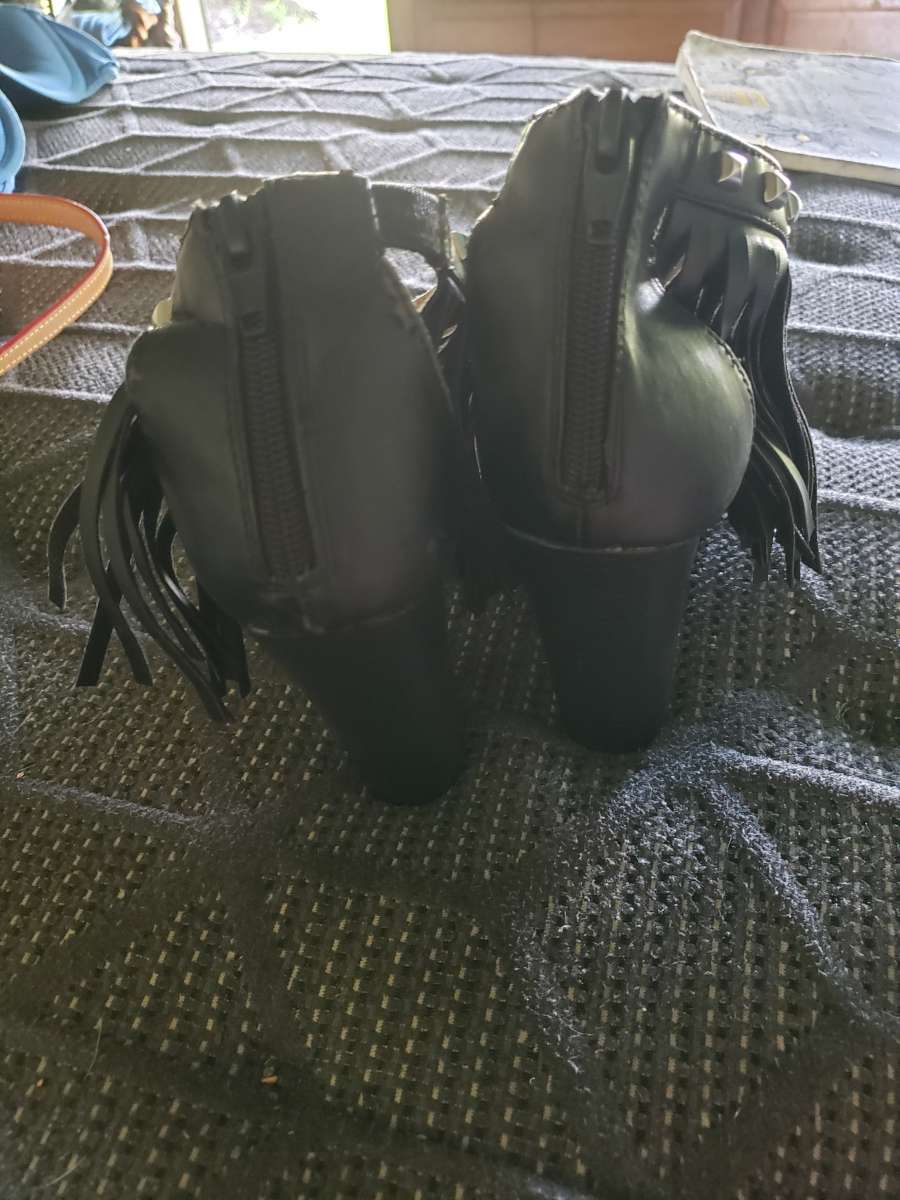 FRINGE BLOCK HEEL HIGH HEELS